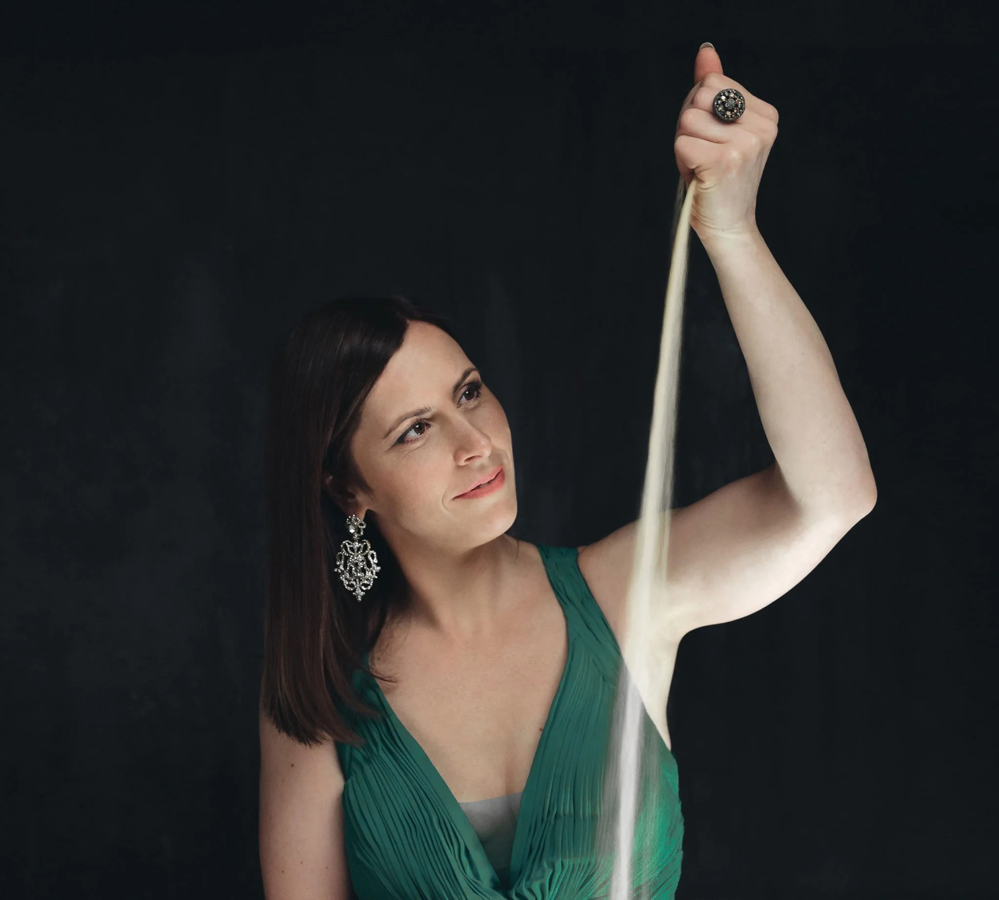 Sandelfe – Sandanimationskünstlerin – Svetlana Telkbukh ist eine Sandanimationskünstlerin, Filmemacherin und Musikerin, die sich auf Performancekunst spezialisiert hat.